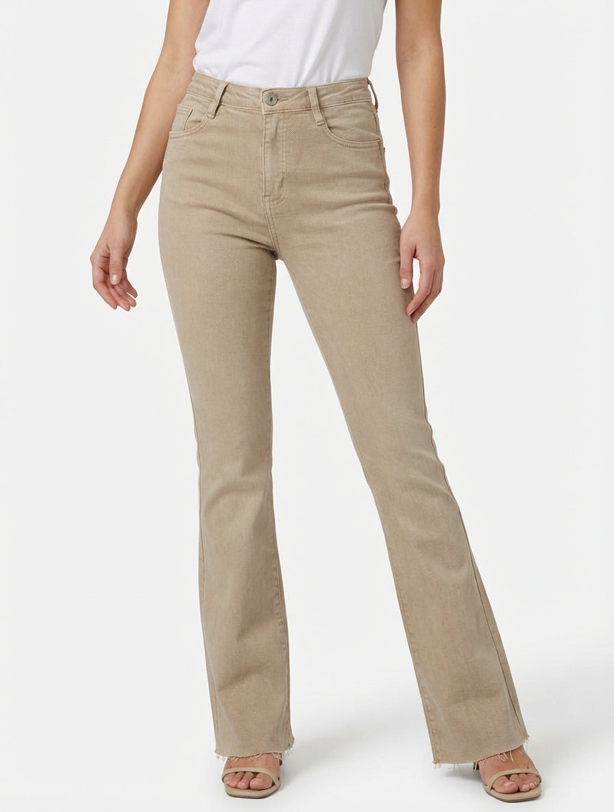 Hoog getailleerde jeans met onafgewerkte zoom. - Beige