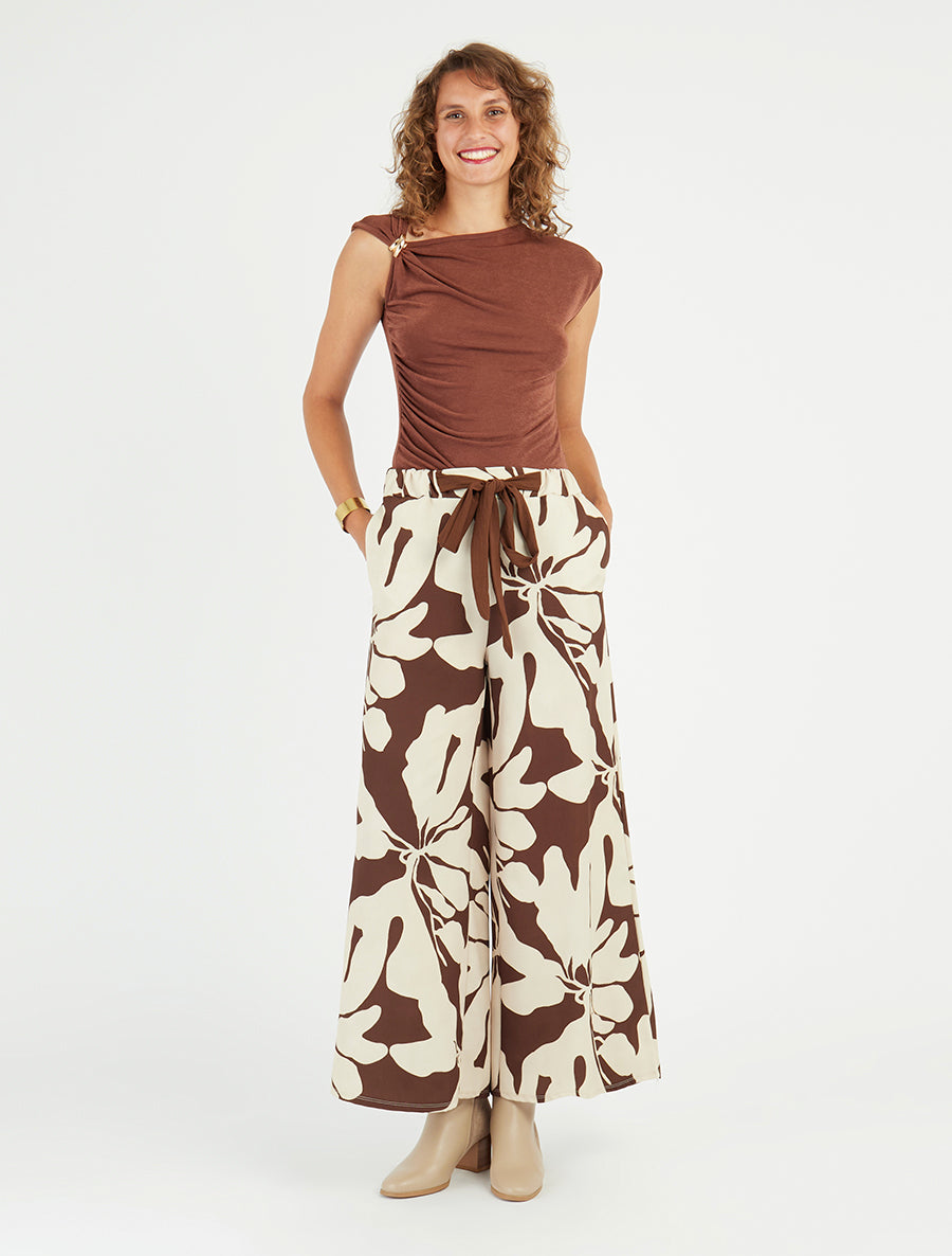 Pantalon ample et fluide imprimé grandes fleurs - Marron - 8
