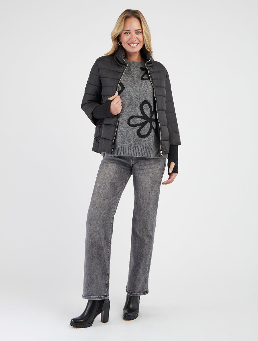 Korte donsjas met geribbelde mouwen. - Zwart