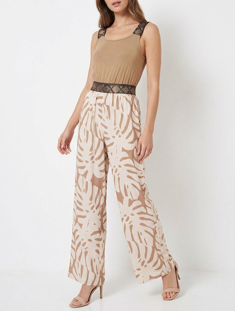 Gedessineerde bladeren jumpsuit met glanzende bandjes - Kameel