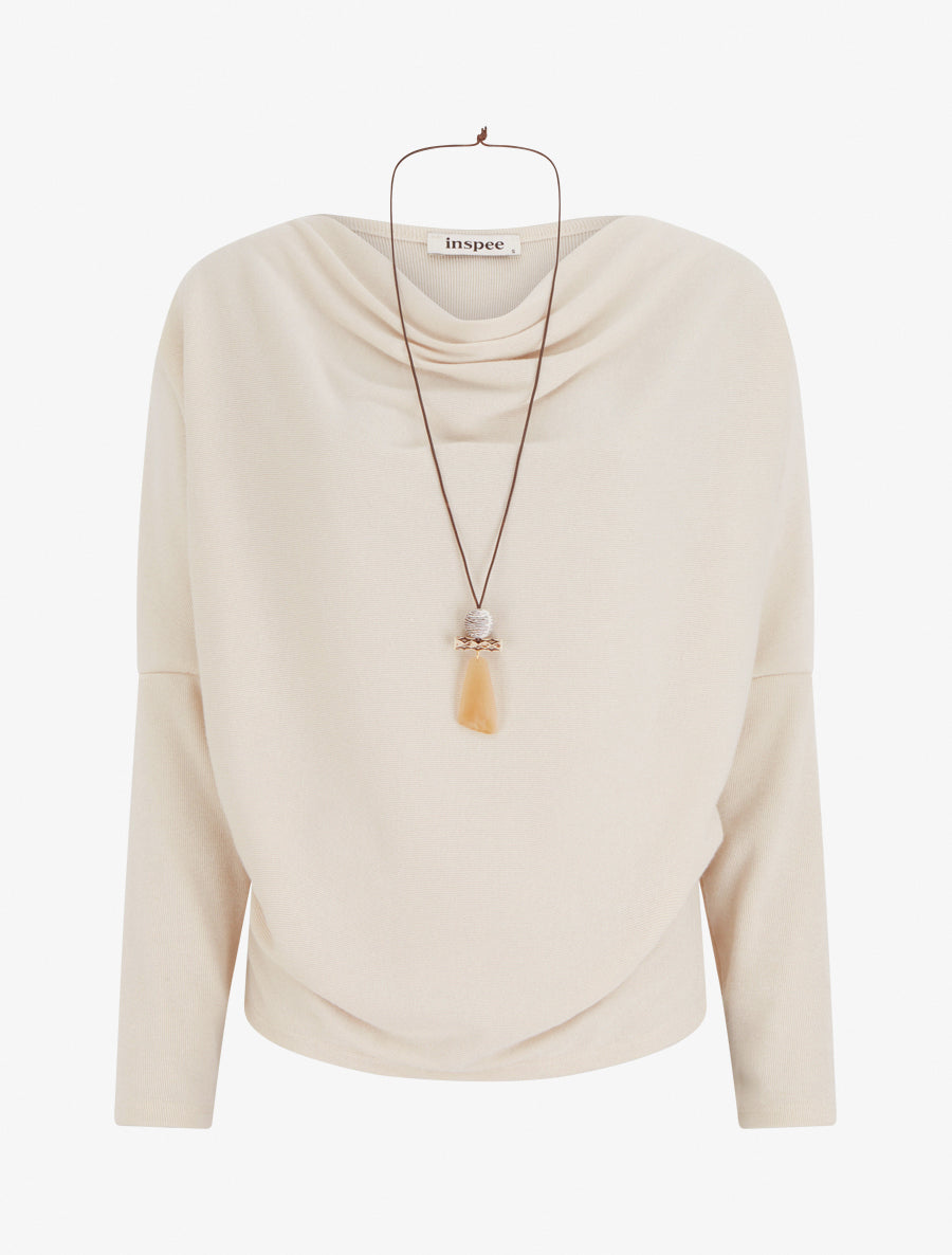 Dunne trui met vleermuismouwen en watervalhals. - Beige