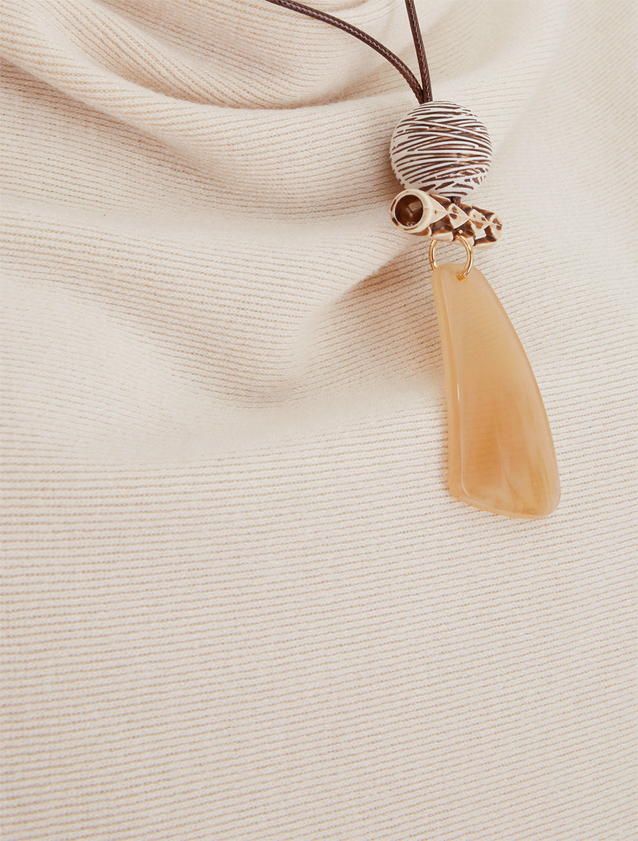 Dunne trui met vleermuismouwen en watervalhals. - Beige
