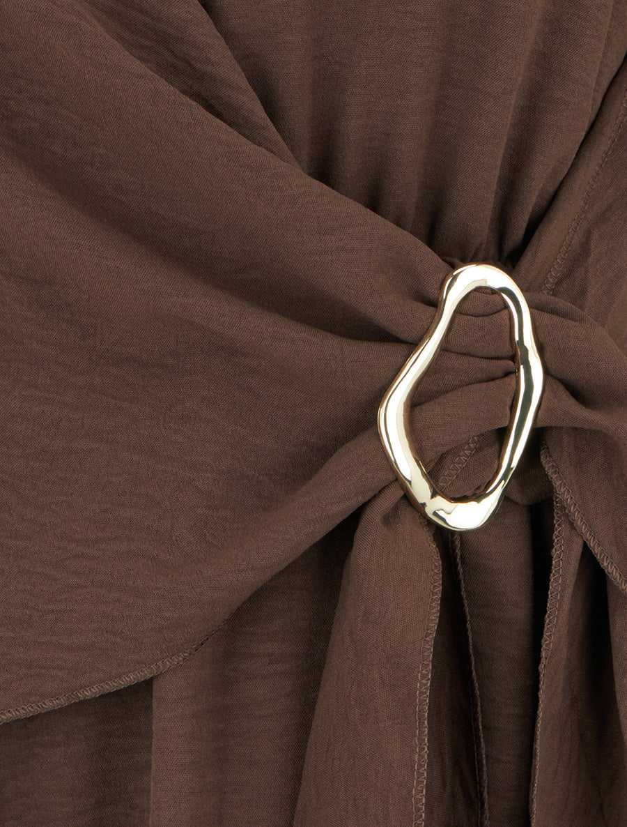 Robe évasée manches longues à pan drapé et bijou - Marron - 3