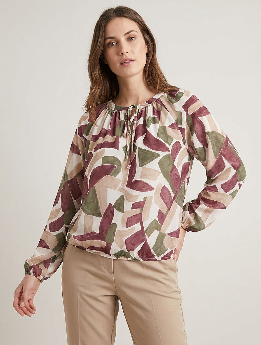 Blouse van voile met abstracte print en ballonvorm. - Wijnrood