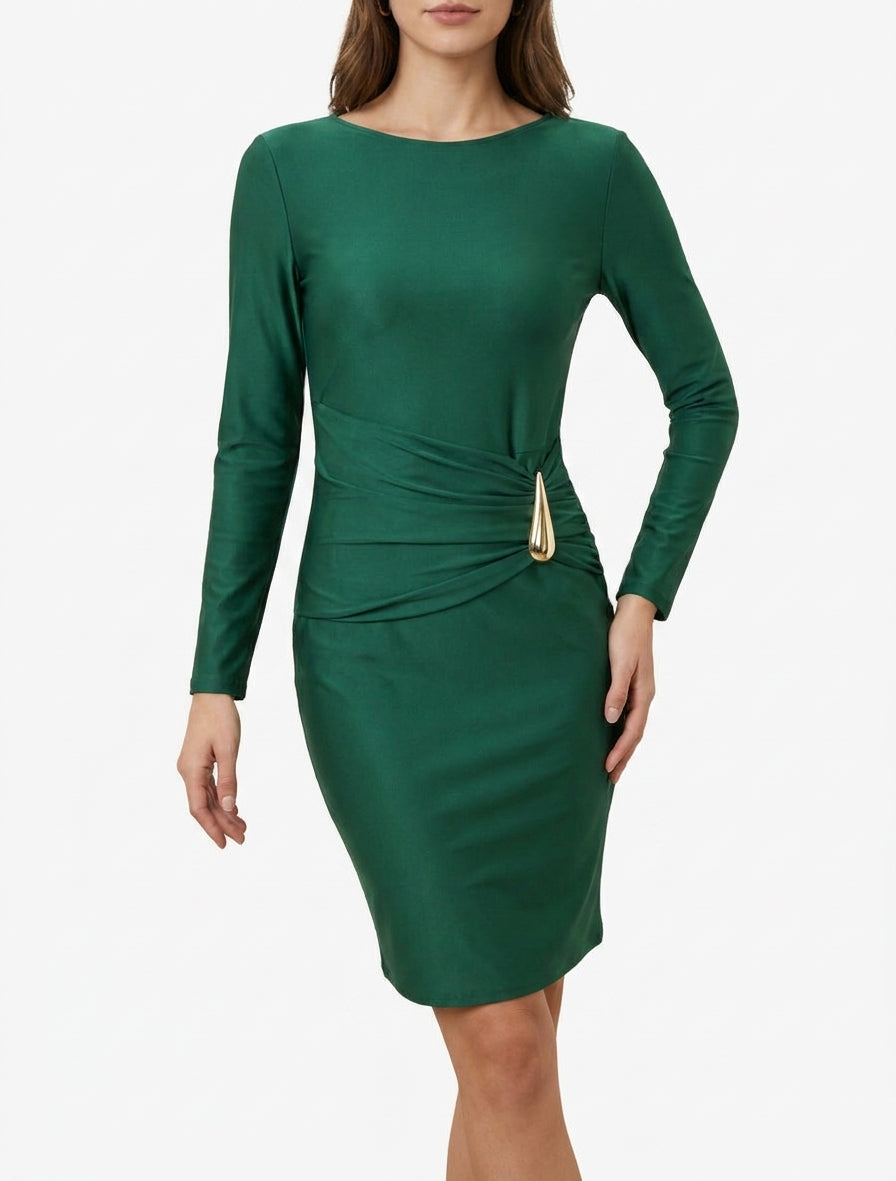 Halflange jurk met metalen sieraad - Groen