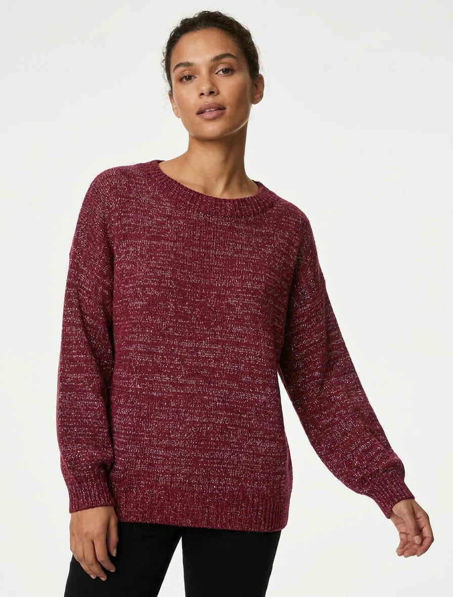 Ruime gebreide trui met iriserende glans en ronde halslijn. - Wijnrood