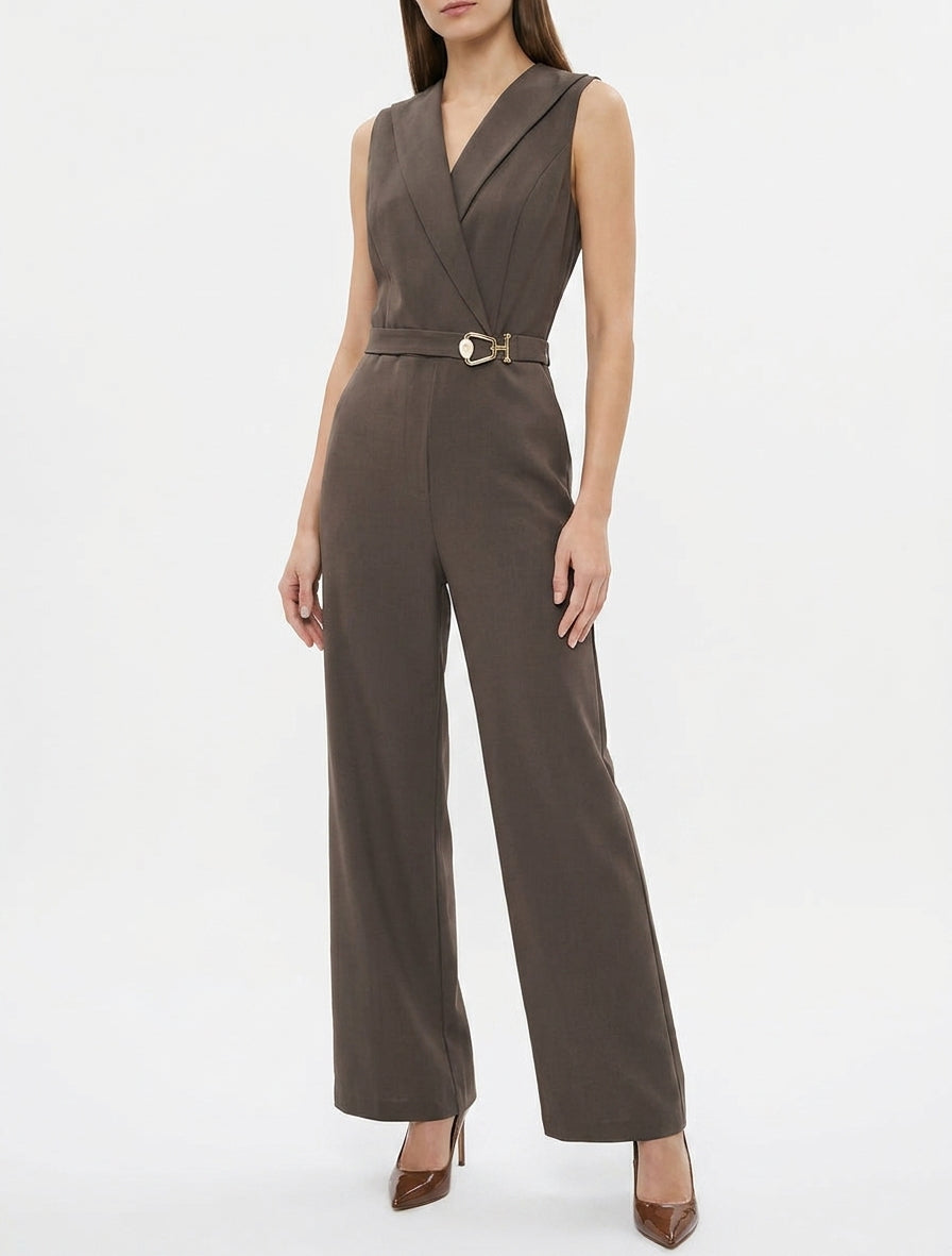 Rechte jumpsuit met overslagkraag en sieraad - Bruin