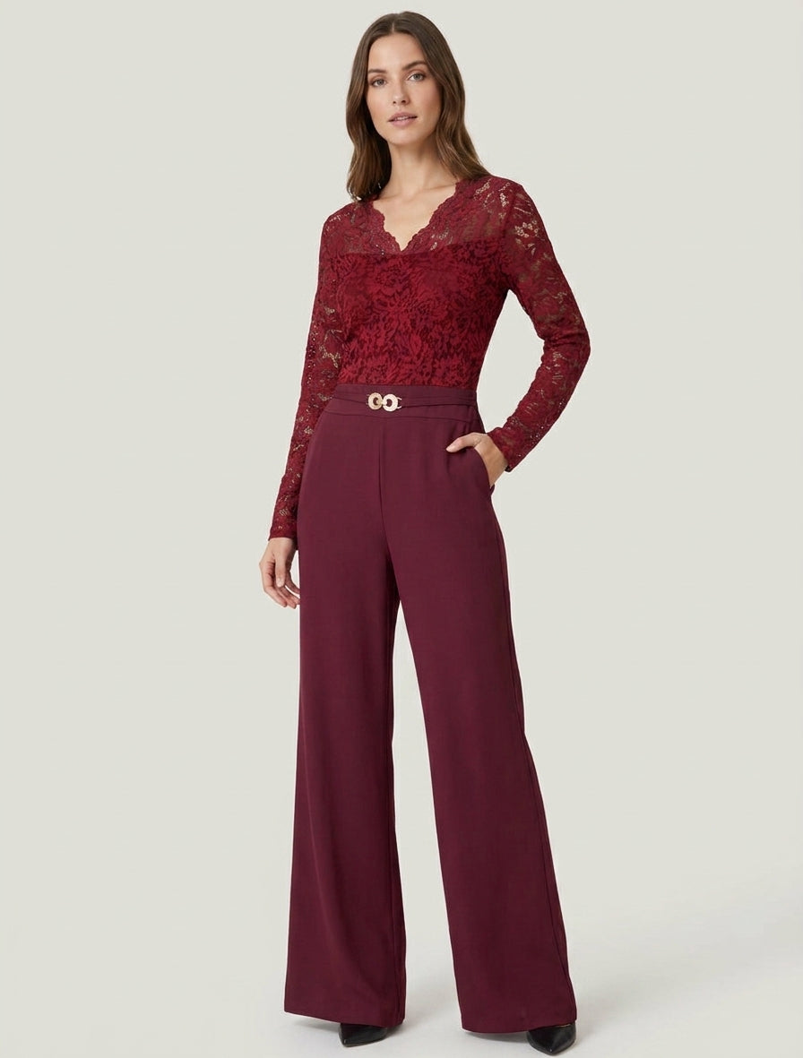 Kanten jumpsuit met sierlijke juweelgesp - Wijnrood