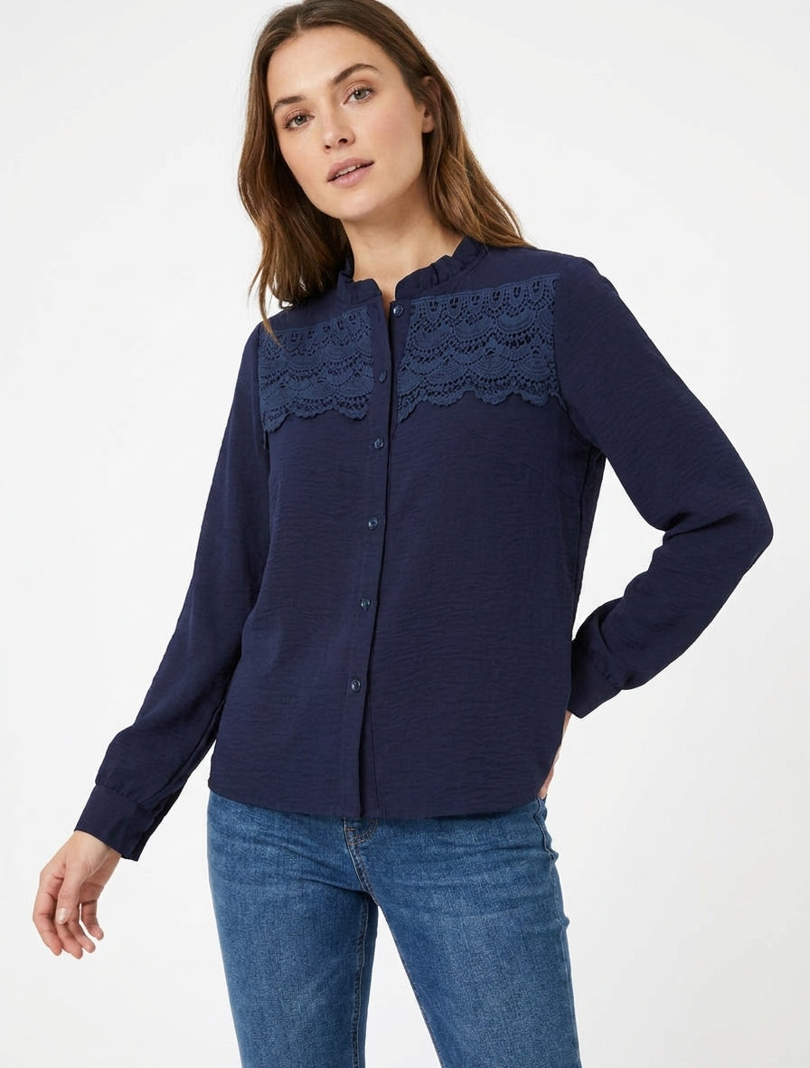 Blouse met opstaande kraag met ruches en kant. - Marine