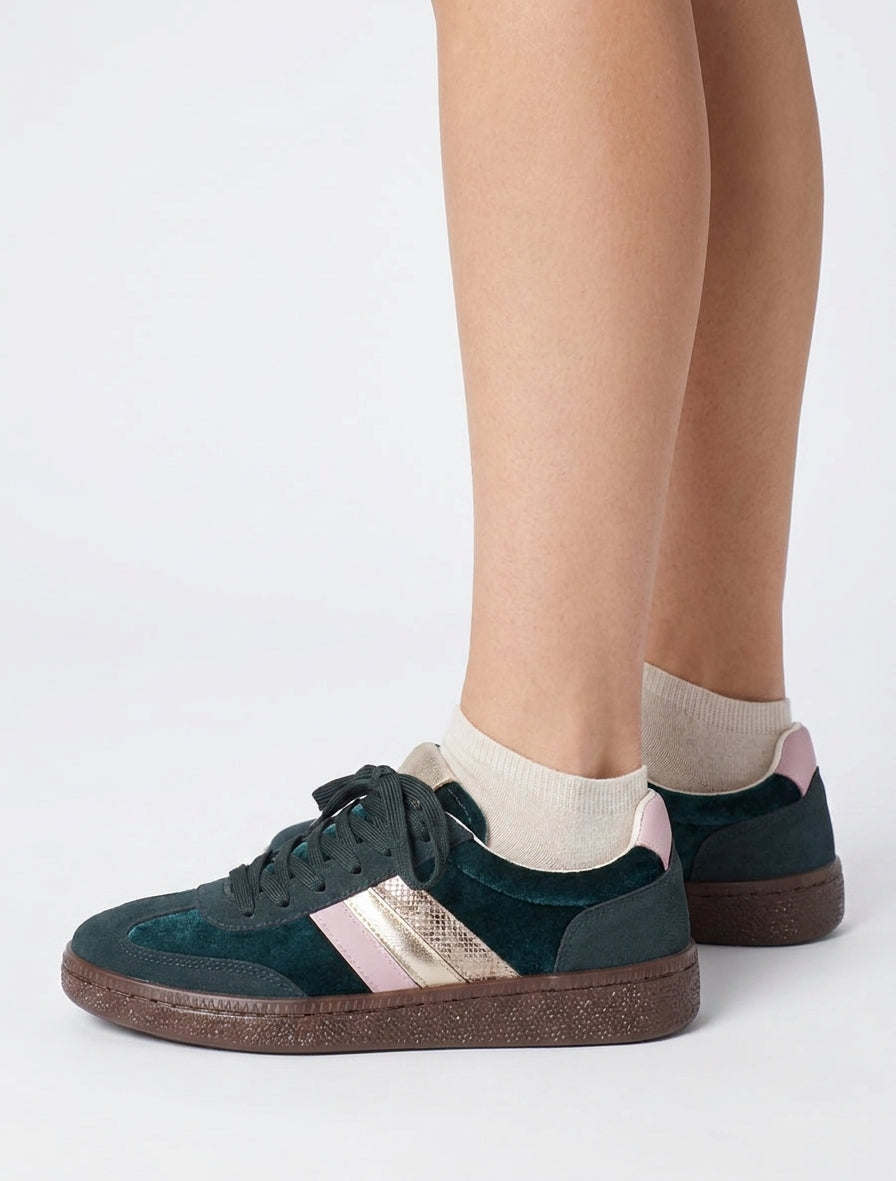 Sneakers met fluwelen inzetstukken en gestructureerde zool. - Dennengroen