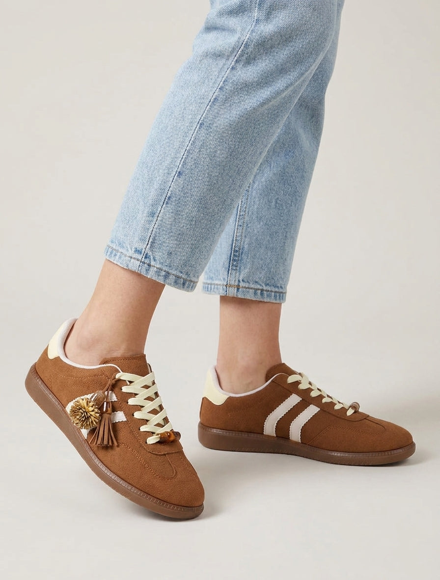 Suède sneakers met bedeltjes en parels - Kameel