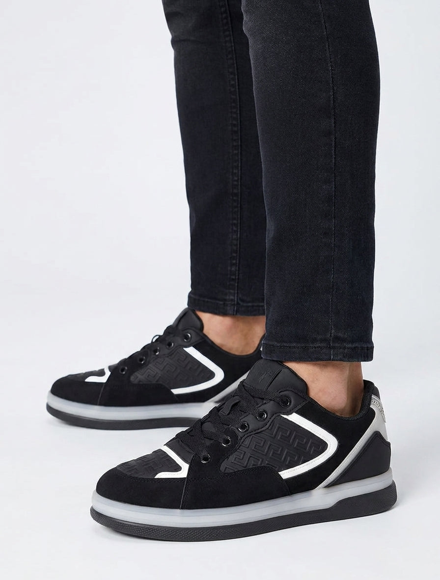 Suède sneakers en imitatie met reliëf Grieks motief - Zwart