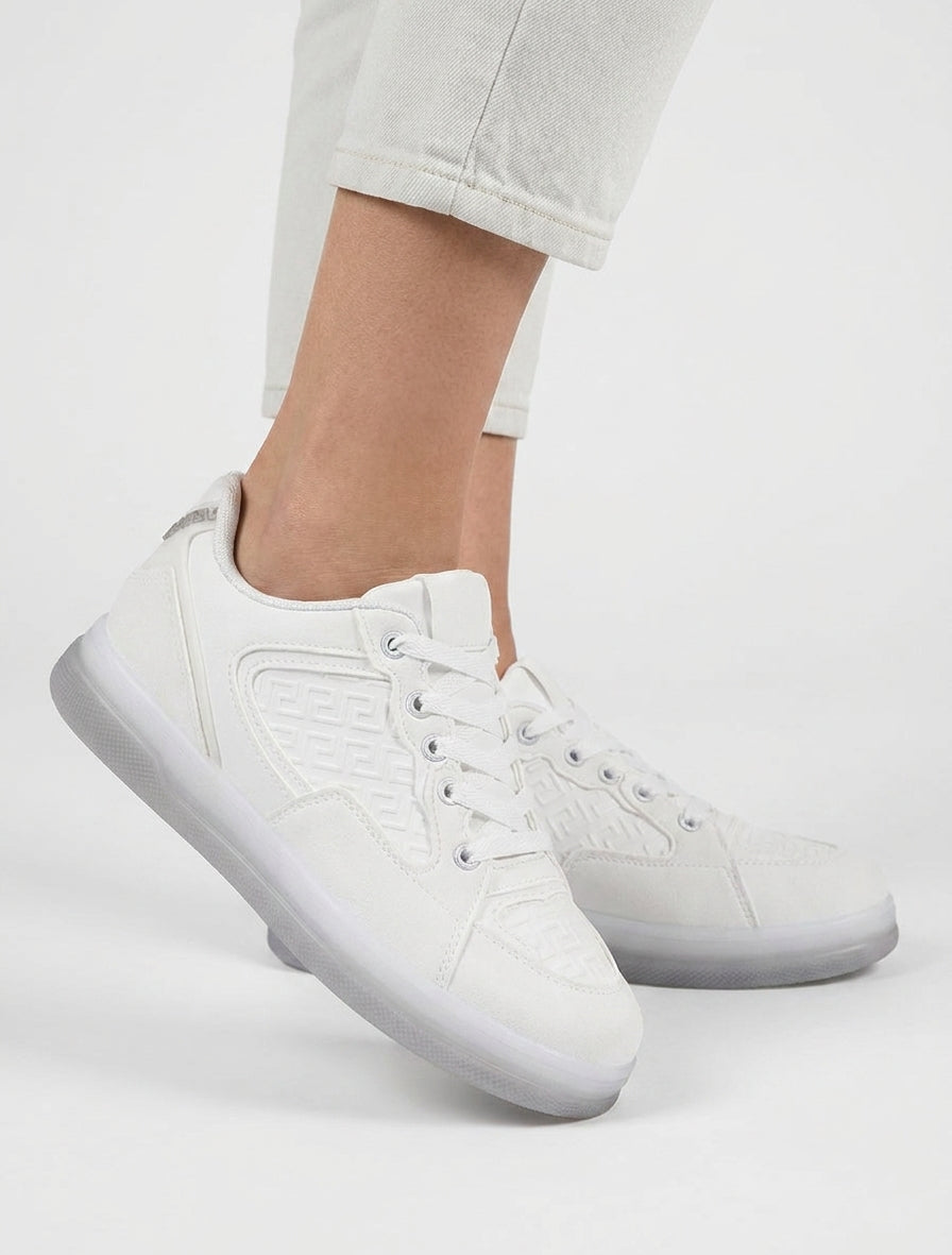 Suède sneakers en imitatie met reliëf Grieks motief - Wit