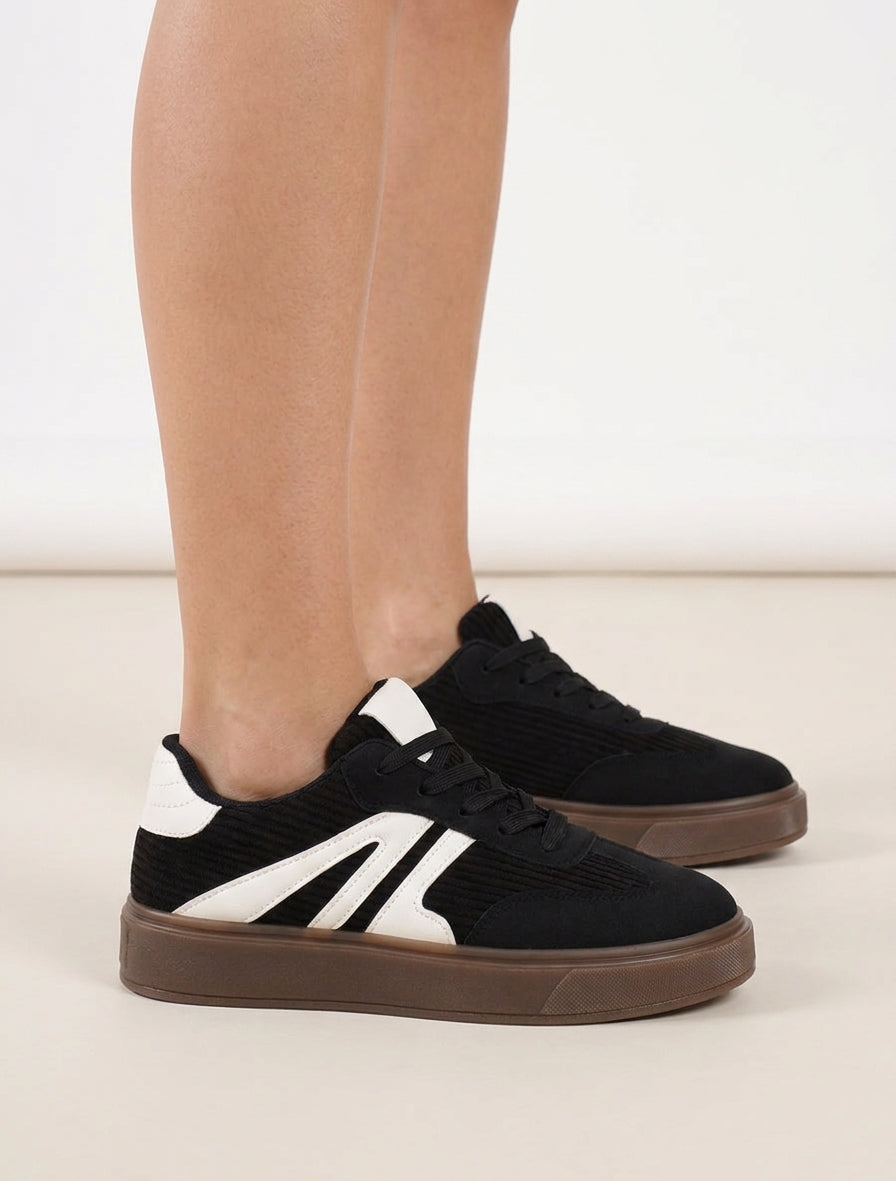 Sneakers met inzetstukken van stof en contrasterende banden. - Zwart