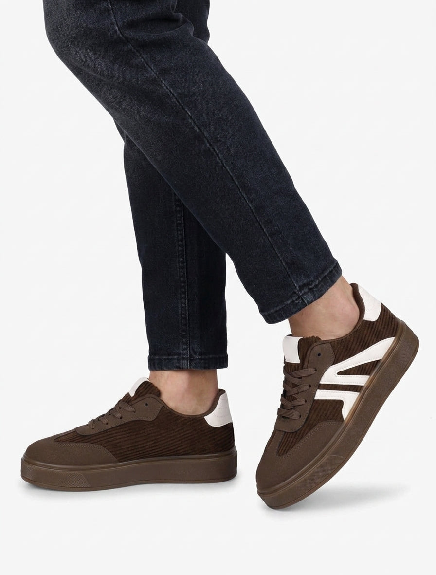Sneakers met inzetstukken van stof en contrasterende banden. - Bruin