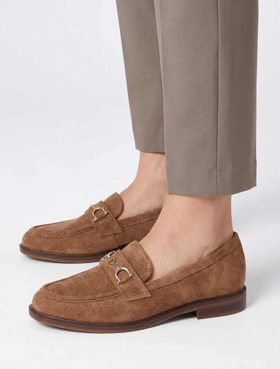 Suède mocassins met metalen gesp - Kameel