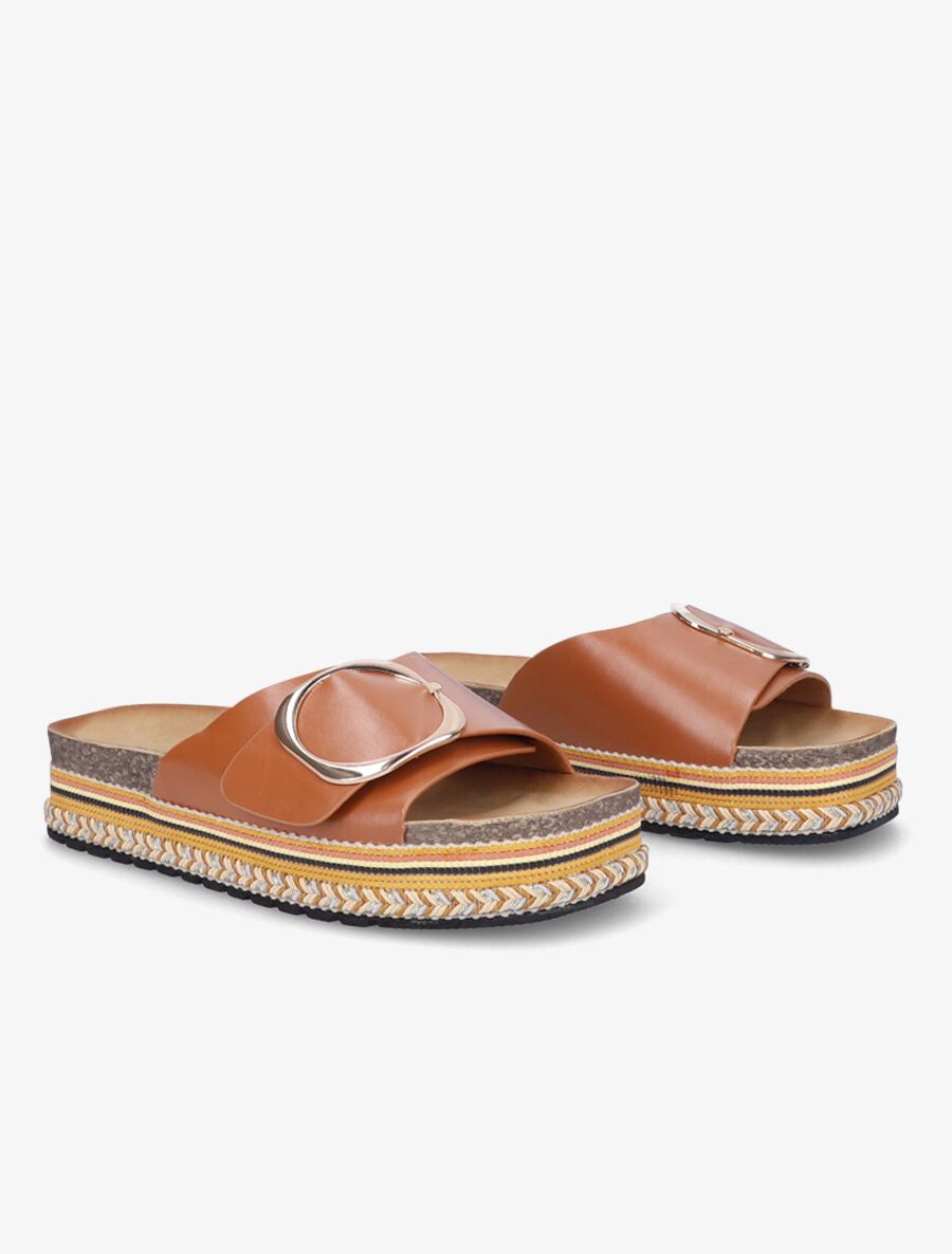 Claquettes à boucle et semelle stylisée - Camel - 4