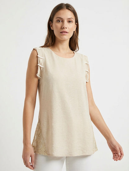 Top met koordachtige details en opengewerkte borduursels. - Beige
