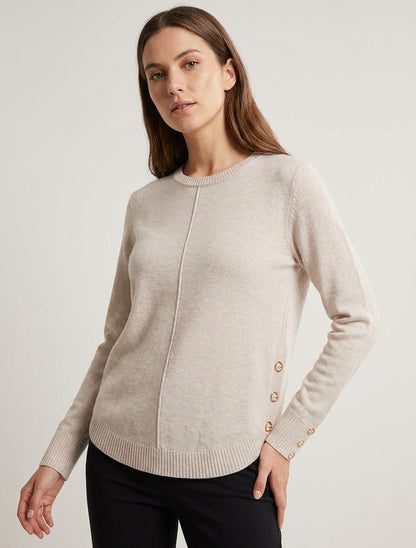 Ronde hals trui met oogjes inzetstuk. - Beige