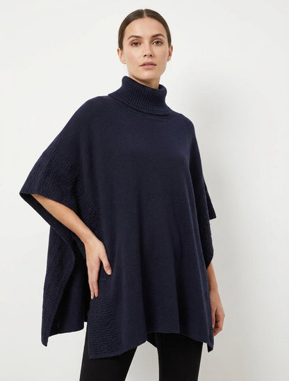 Ruime poncho met coltrui in fantasietricot. - Marine