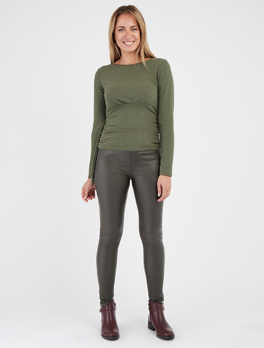 Effen dunne trui met gerimpelde zijkanten en decoratieve zoom. - Kaki