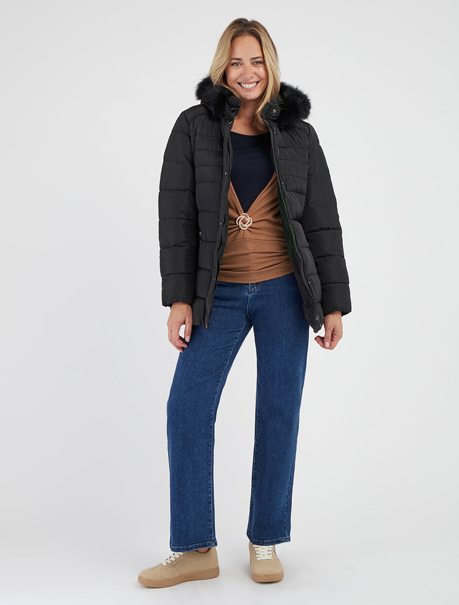 Gewatteerde jas met ceintuur en capuchon van imitatiebont. - Zwart