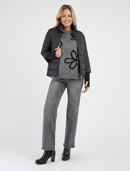 Korte donsjas met geribbelde mouwen. - Zwart