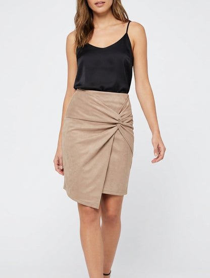 Rechte rok in suèdine met gedraaid effect - Beige