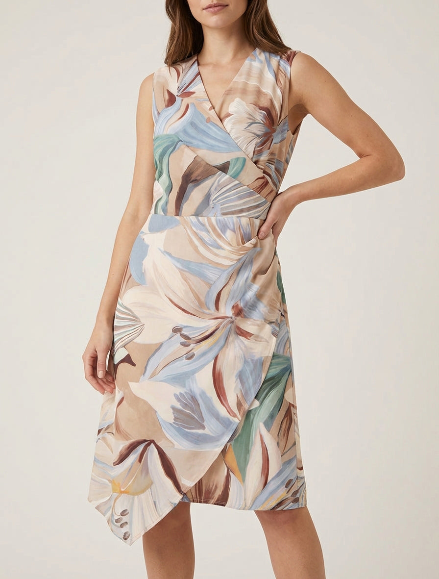 Mouwloze wikkeljurk met leliebloemenprint. - Beige