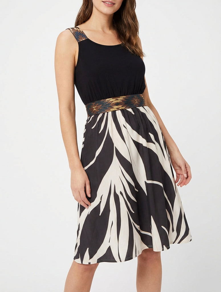 Grafische printjurk met fantasie-elastische taille. - Zwart