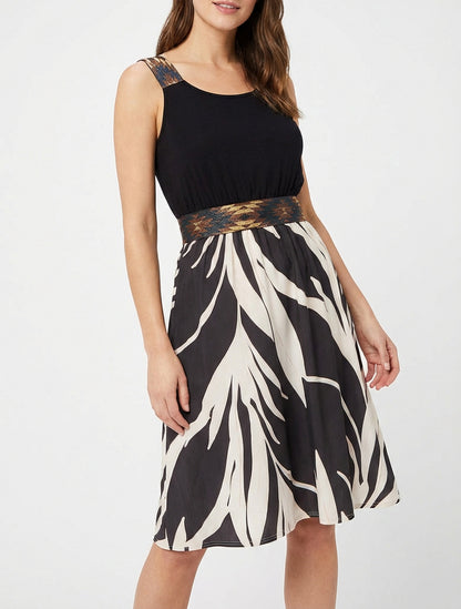 Grafische printjurk met fantasie-elastische taille. - Zwart