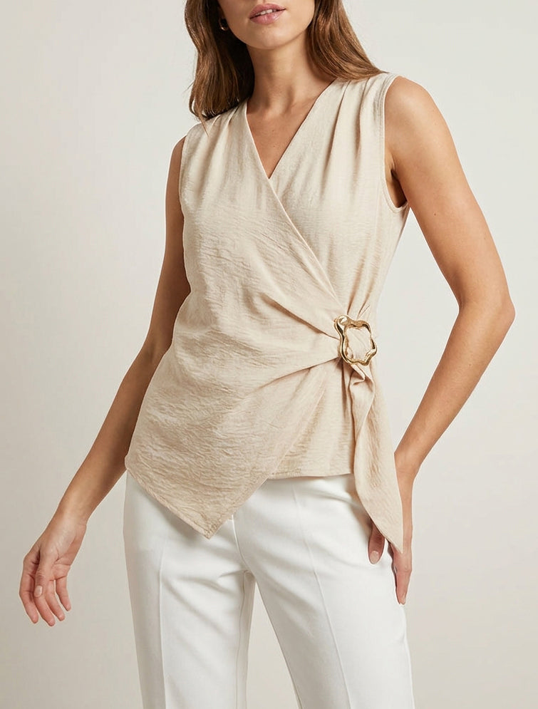 Gekruiste top met sierstuk. - Beige