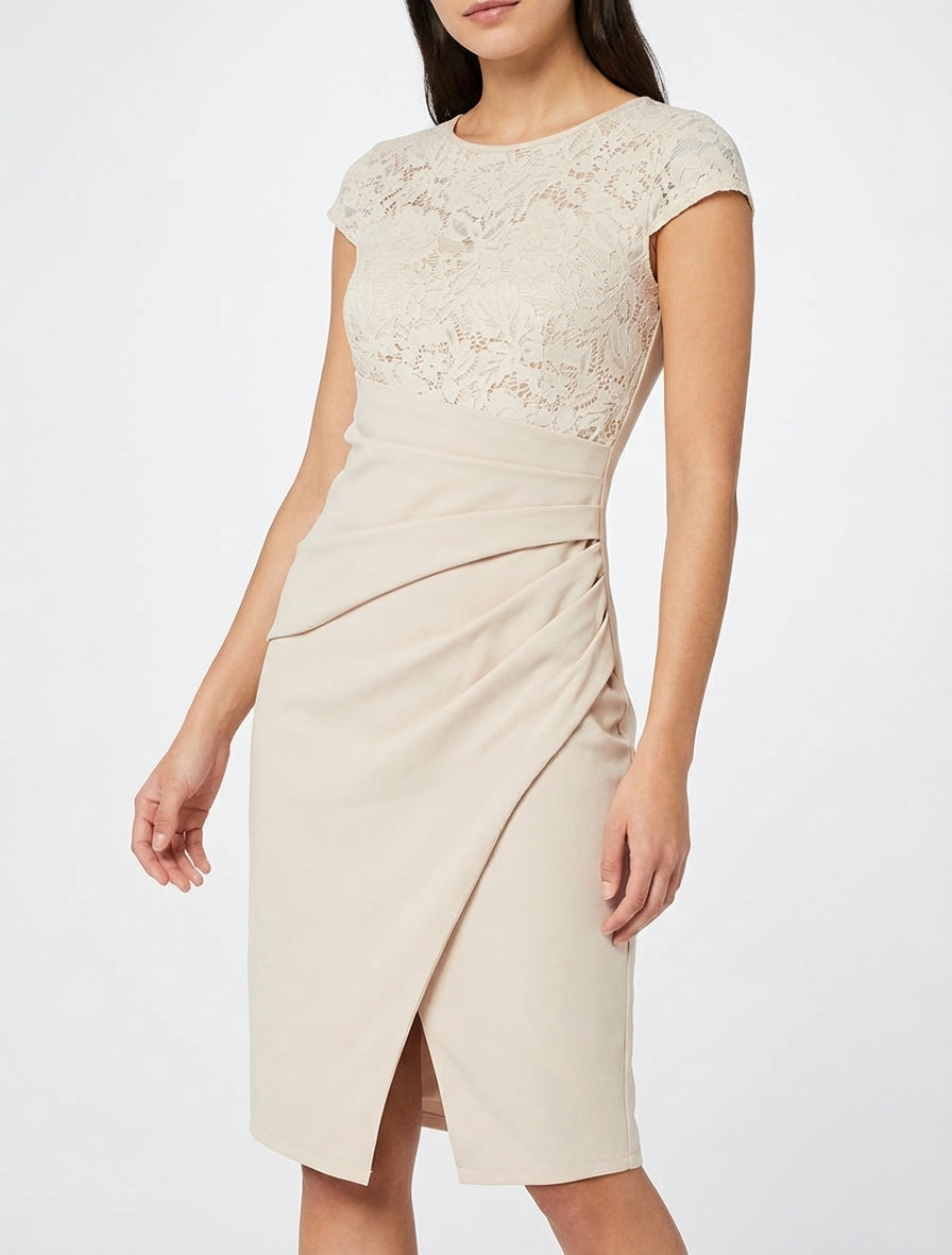 Nauwsluitende jurk met kant en draperie - Beige