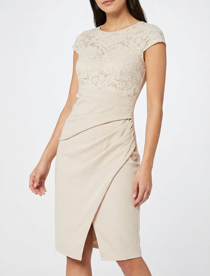 Nauwsluitende jurk met kant en draperie - Beige