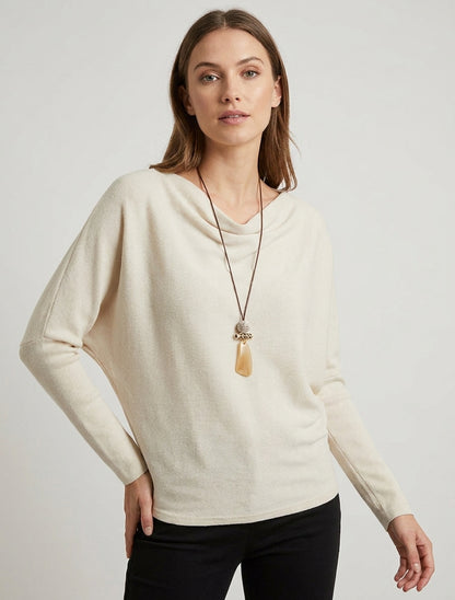 Dunne trui met vleermuismouwen en watervalhals. - Beige
