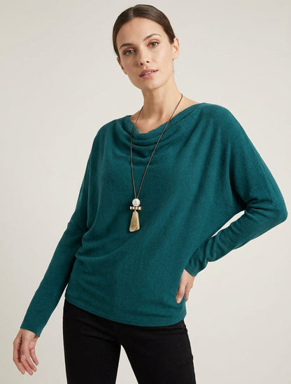 Dunne trui met vleermuismouwen en watervalhals. - Eendenblauw