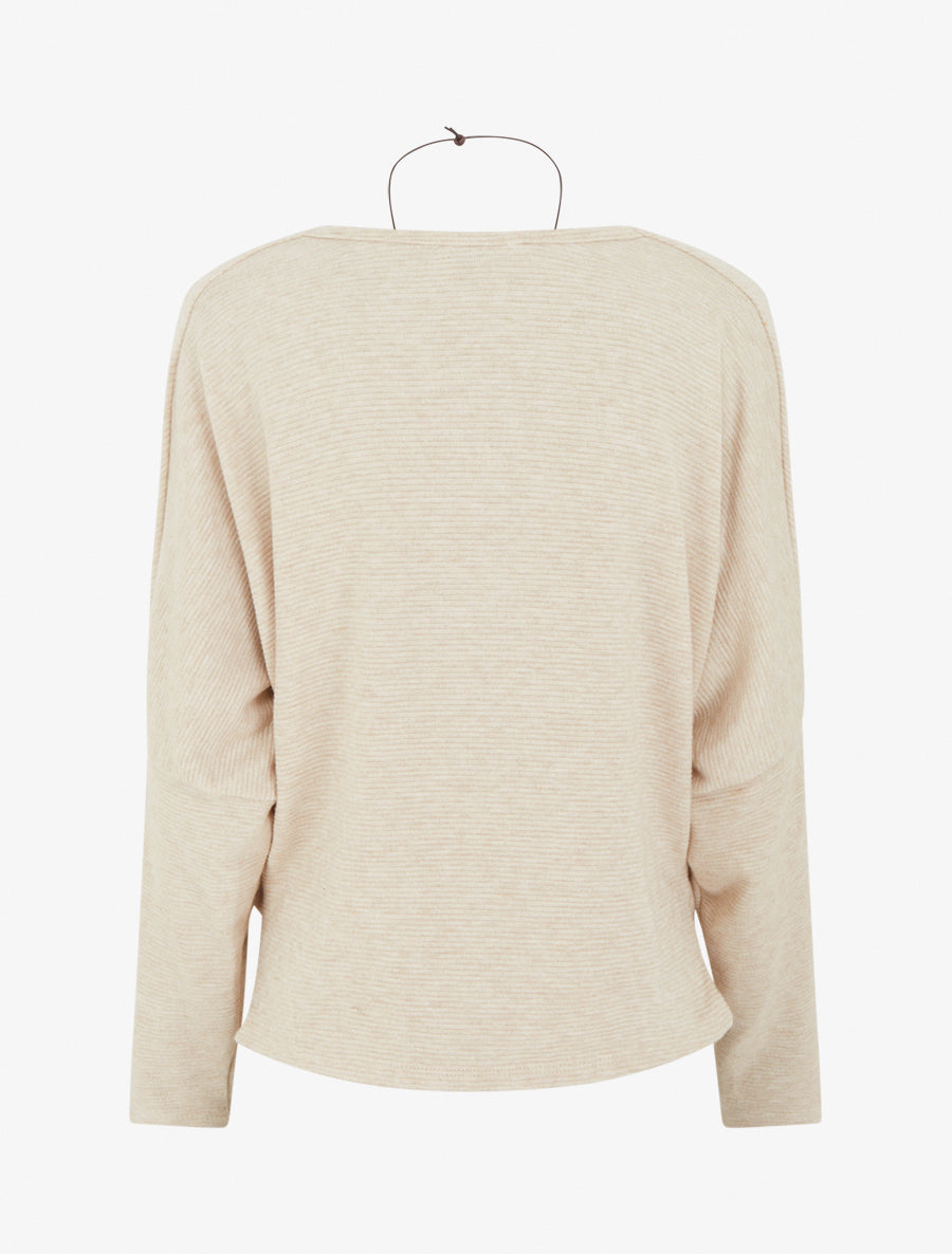 Geribde trui met vleermuismouwen en watervalhals. - Beige