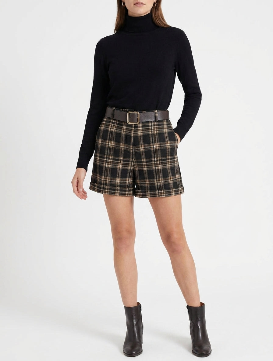 Geruite short met riem. - Zwart