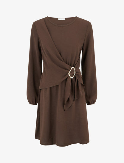 Robe évasée manches longues à pan drapé et bijou - Marron - 1