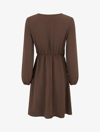 Robe évasée manches longues à pan drapé et bijou - Marron - 2