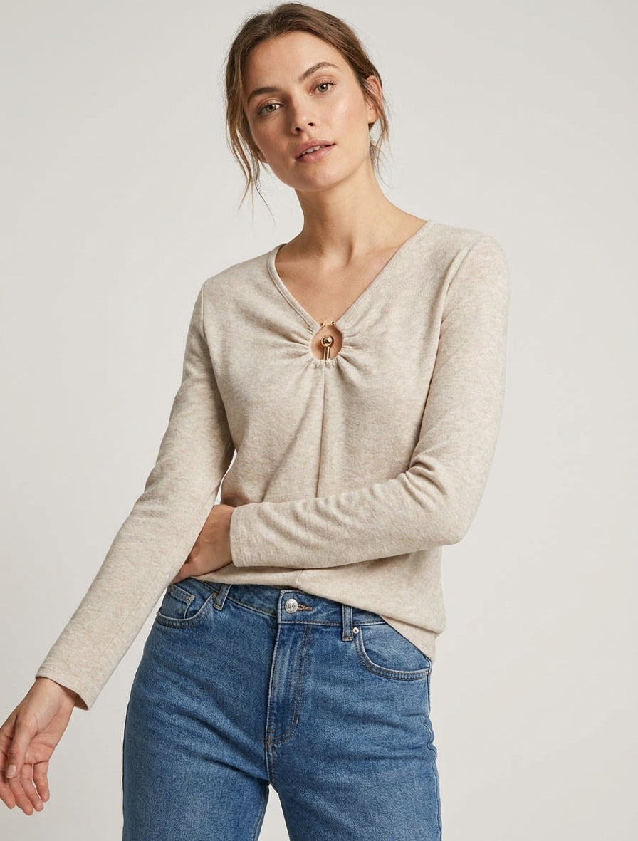 Fijne trui met V-hals en metalen sieraden. - Beige