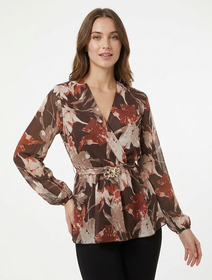Top overslag met abstracte bloemenprint en bloemjuweel - Bruin