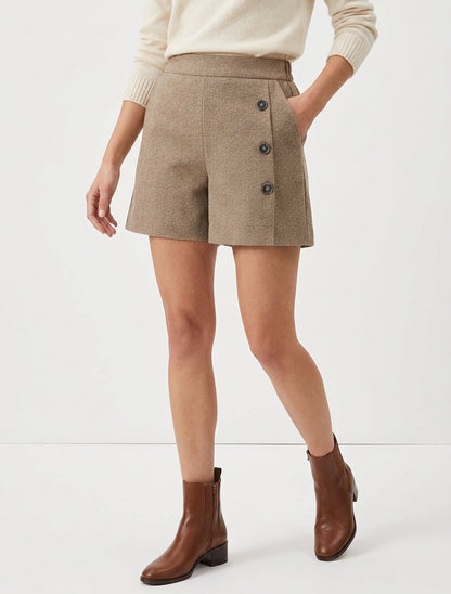 Hoog getailleerde vilten short met decoratieve knopen - Beige