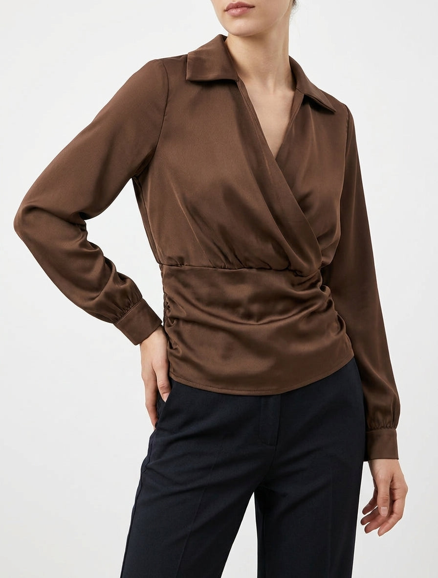 Getailleerde top met satijnlook en overslagkraag - Bruin