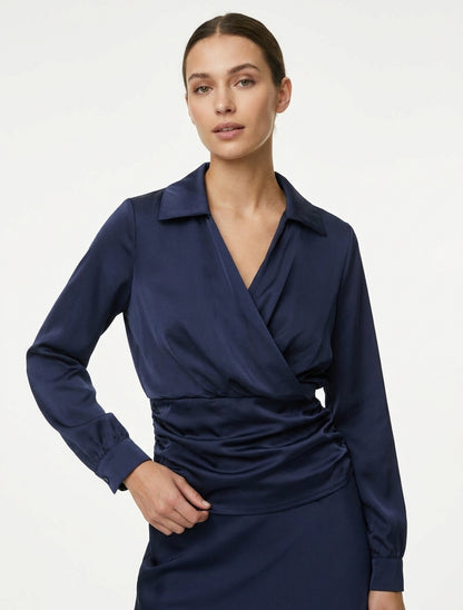 Getailleerde top met satijnlook en overslagkraag - Marine