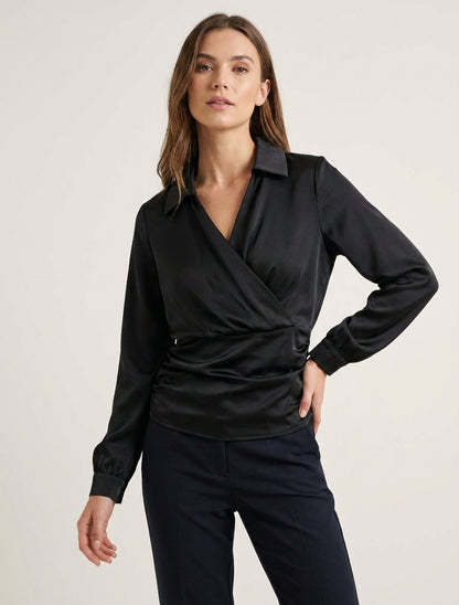 Getailleerde top met satijnlook en overslagkraag - Zwart