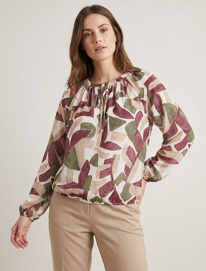 Blouse van voile met abstracte print en ballonvorm. - Wijnrood