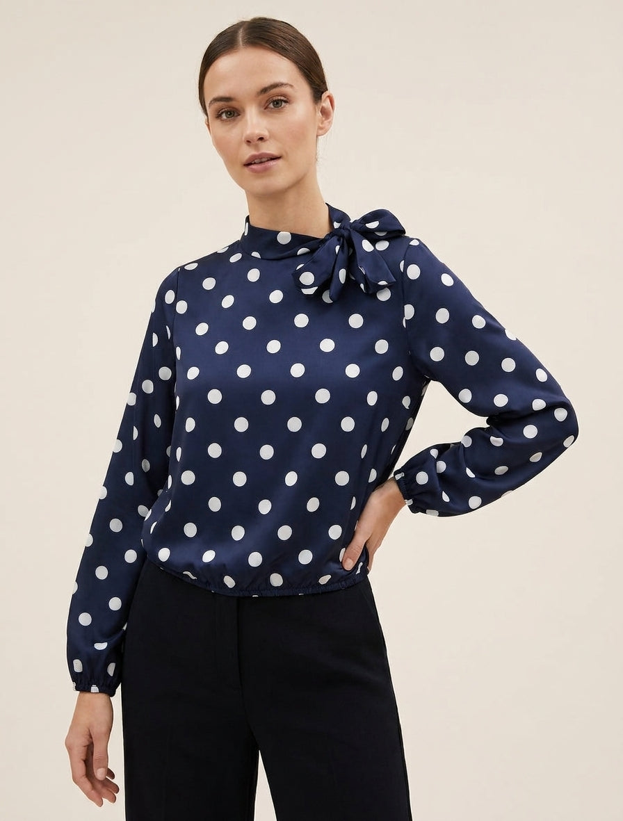Satijnen top met strik en stippenprint - Marine
