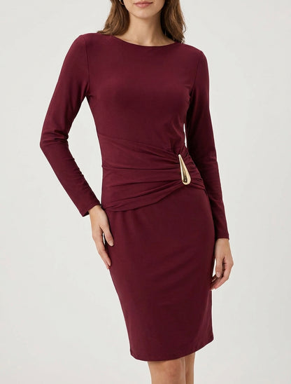 Halflange jurk met metalen sieraad - Bordeaux