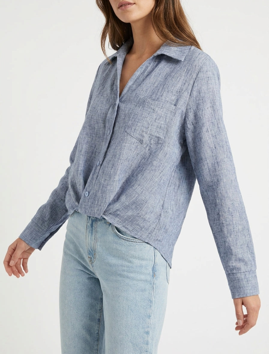 Ruime blouse met lange mouwen en opgestikte zak. - Blauw